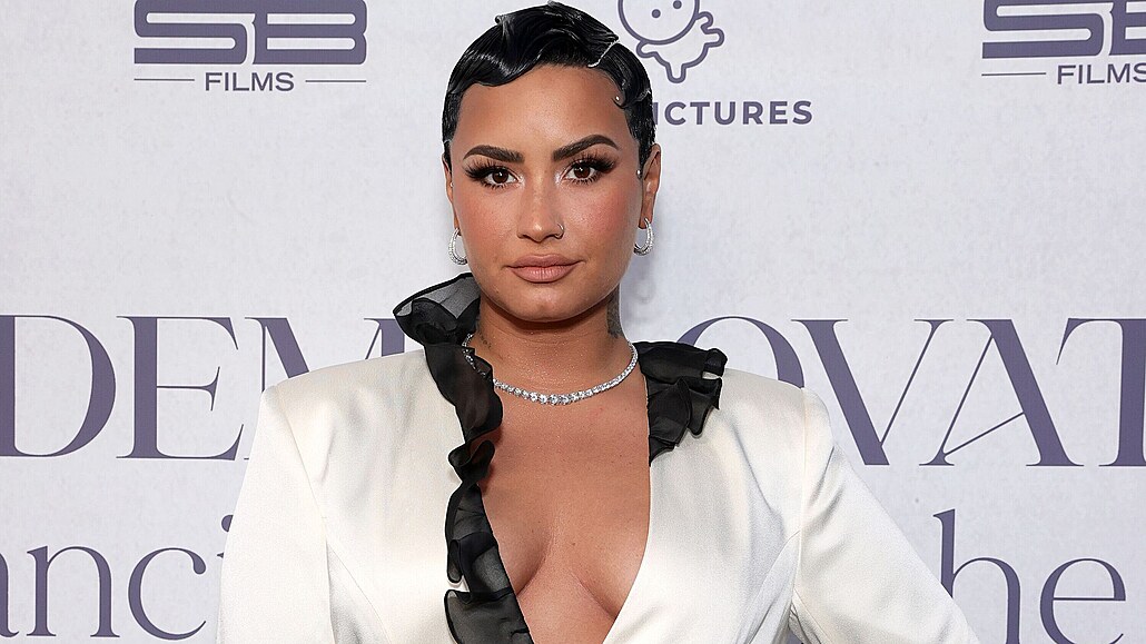 Setelah Umumkan Identitasnya Sebagai Non Biner, Kini Demi Lovato Rilis Sex Toys